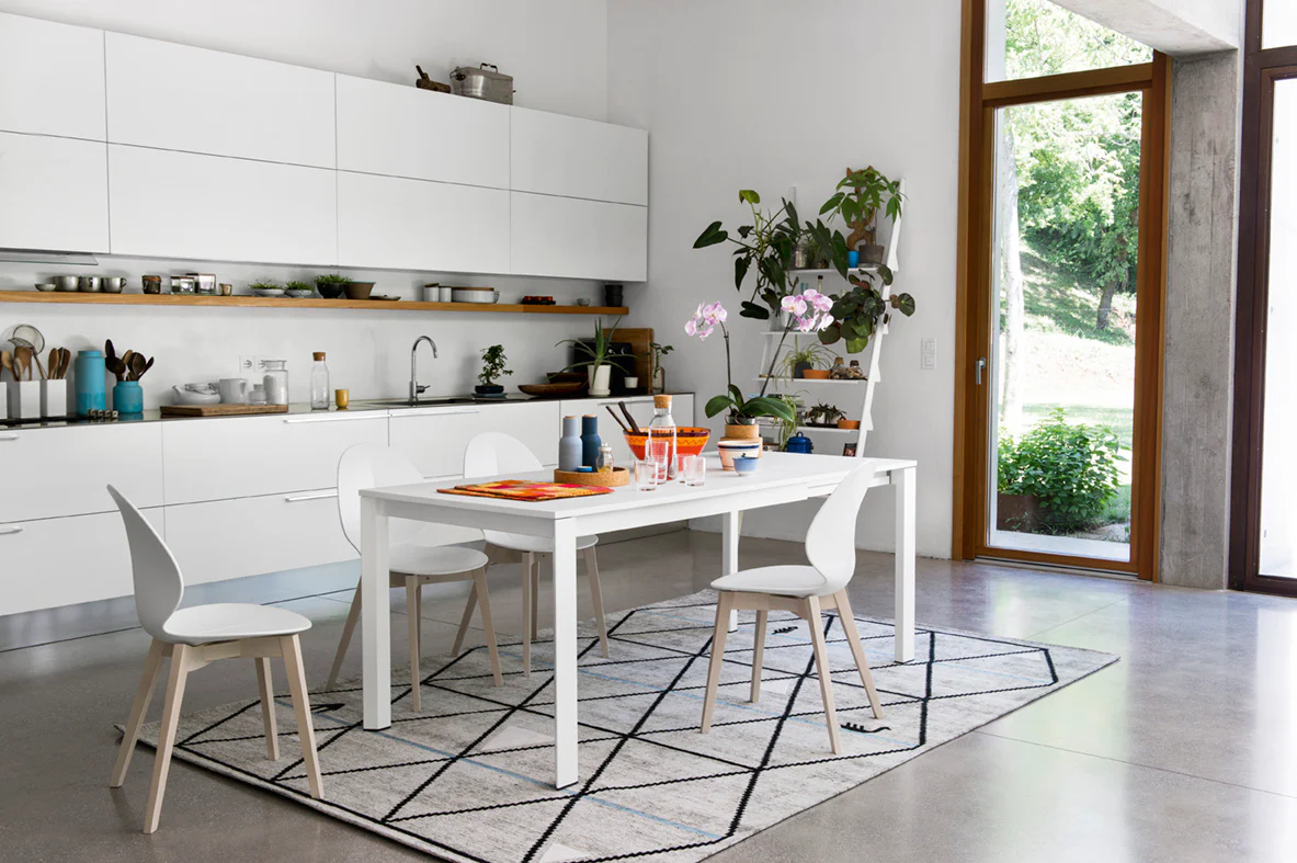 Krzesło BASIL taupe siedzisko z bieloną drewnianą podstawą - Image 6