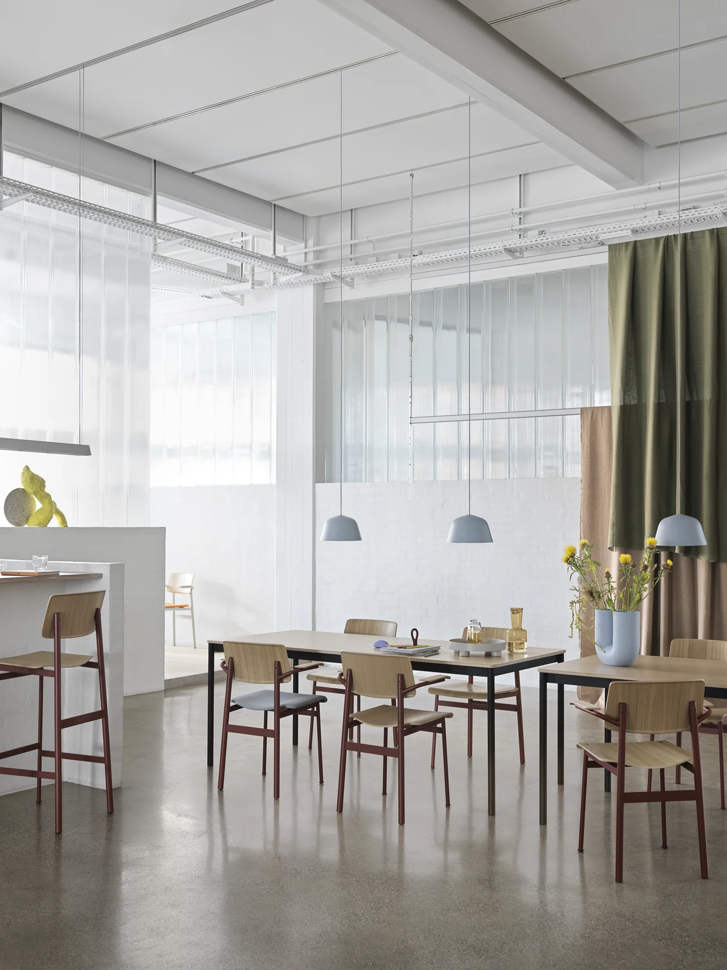Krzesło z podłokietnikami LOFT czarny fornir dębowy z czarną podstawą - Image 2