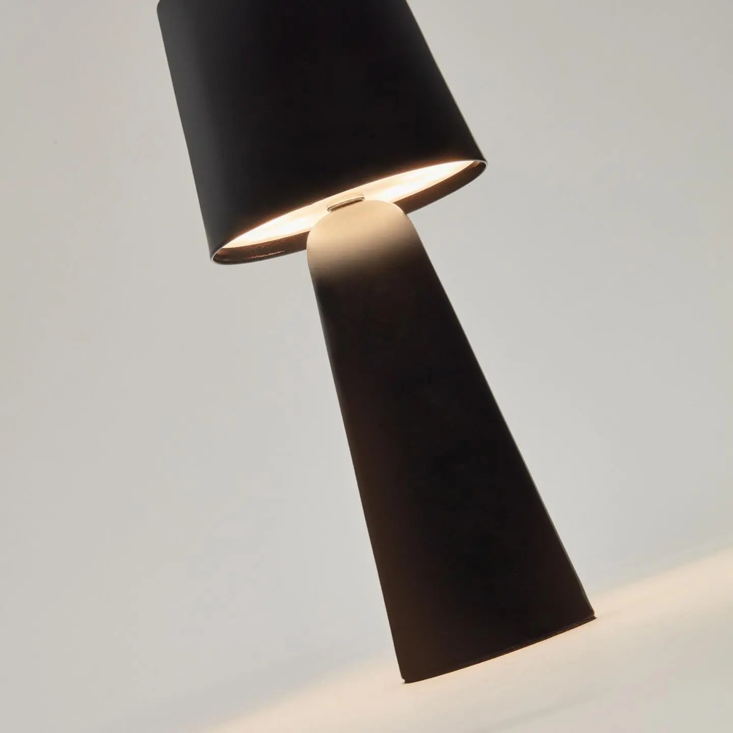 Lampa stołowa zewnętrzna akumulatorowa ARENYS czarny - Image 3