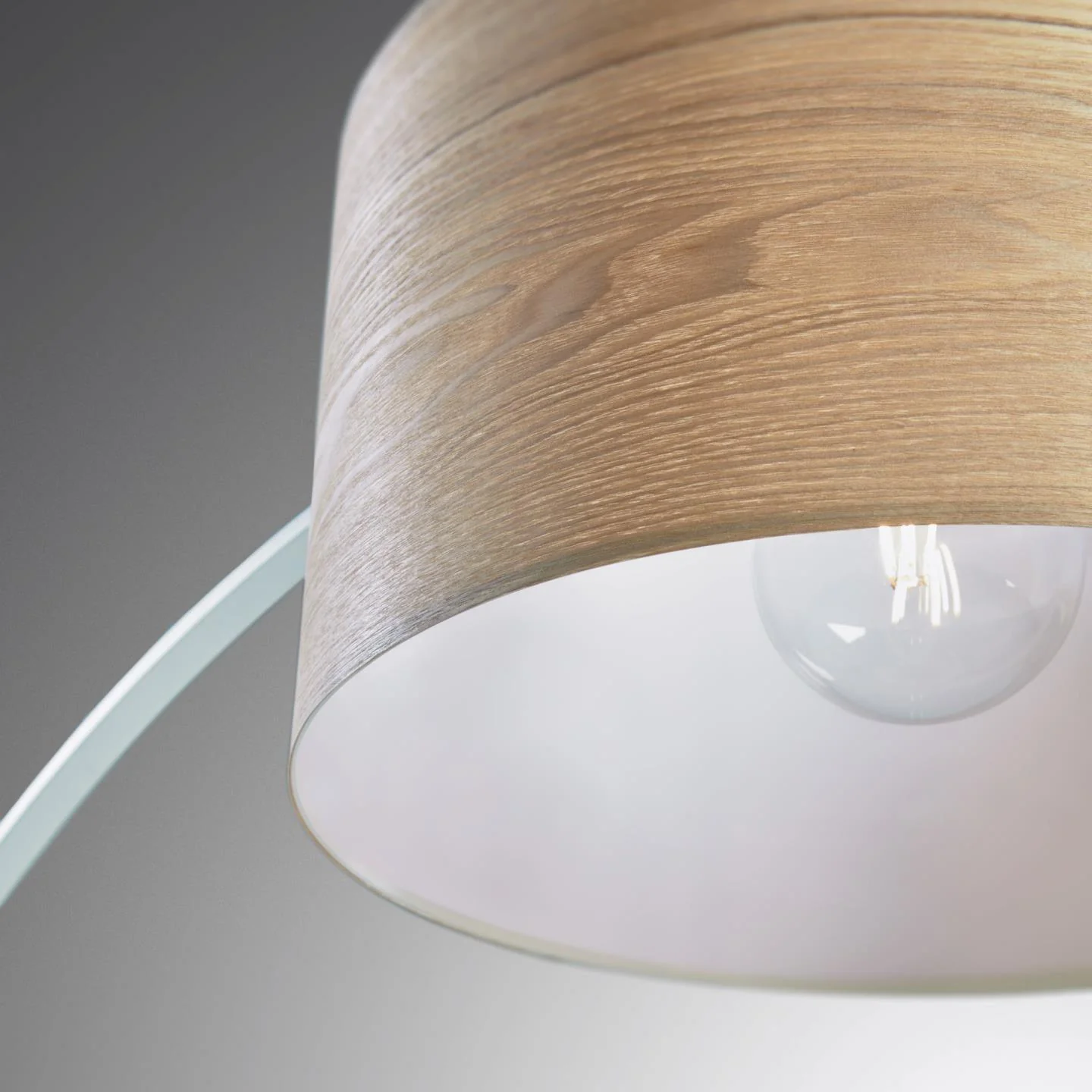 Lampa podłogowa łukowa JUHE biały z drewnianym kloszem - Image 3