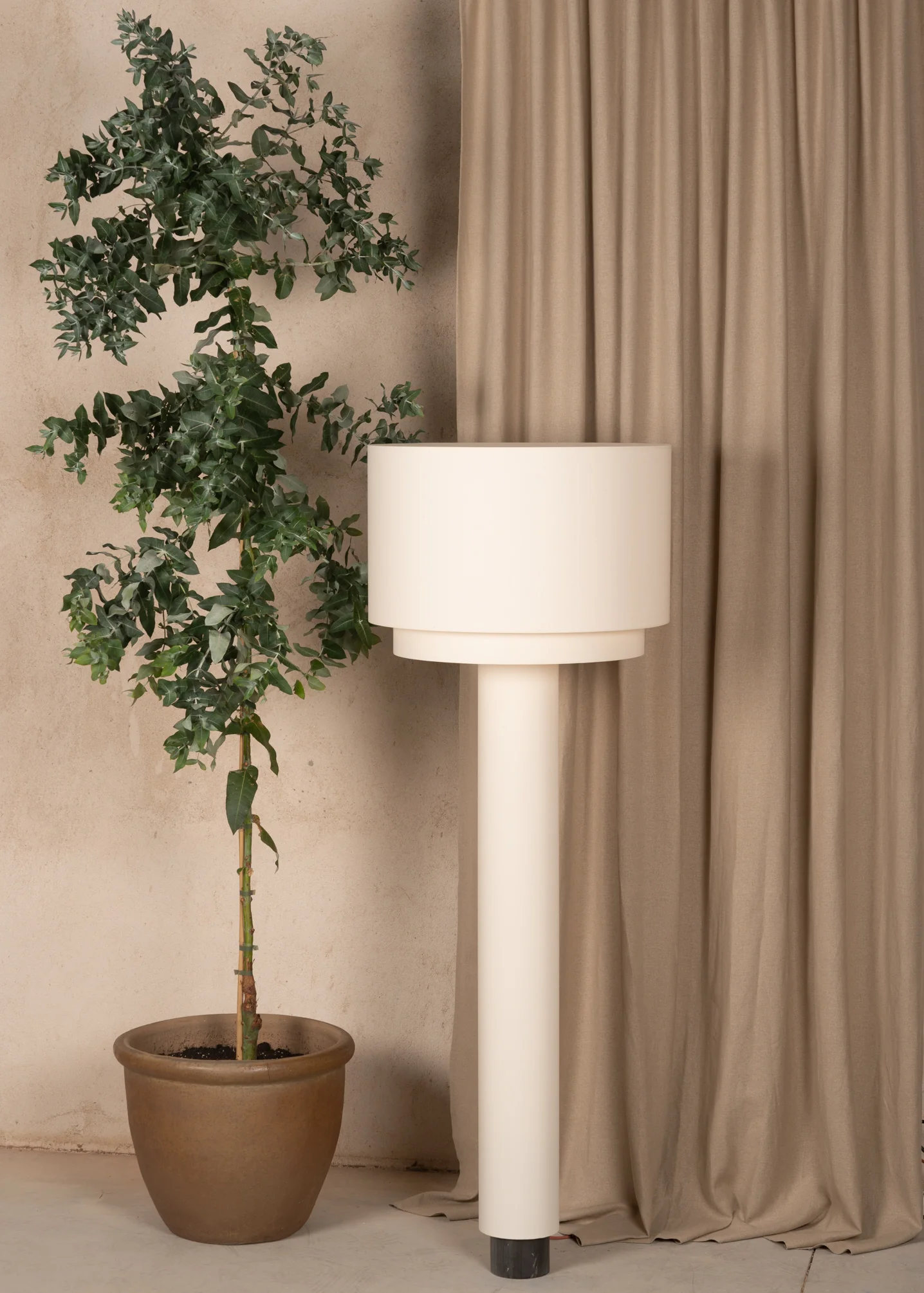 Lampa podłogowa KOLUMNO beżowy z czarnym marmurem - Image 4