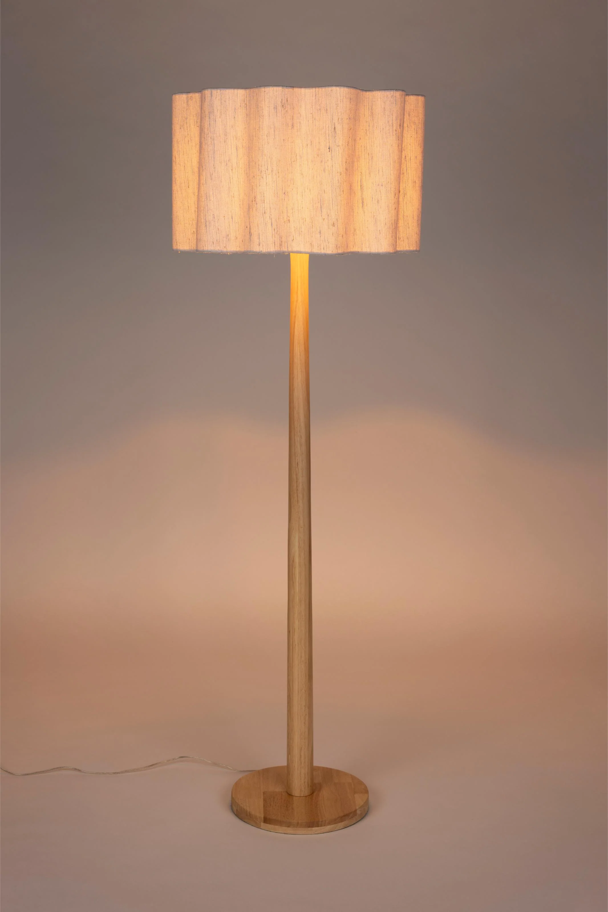 Lampa podłogowa SCALLOP złamana biel z drewnianą podstawą - Image 3