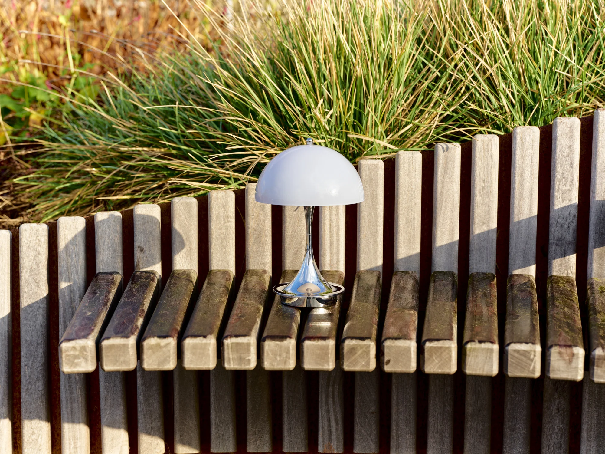 Lampa przenośna PANTHELLA 250 beżowy opal z chromowaną podstawą - Image 3