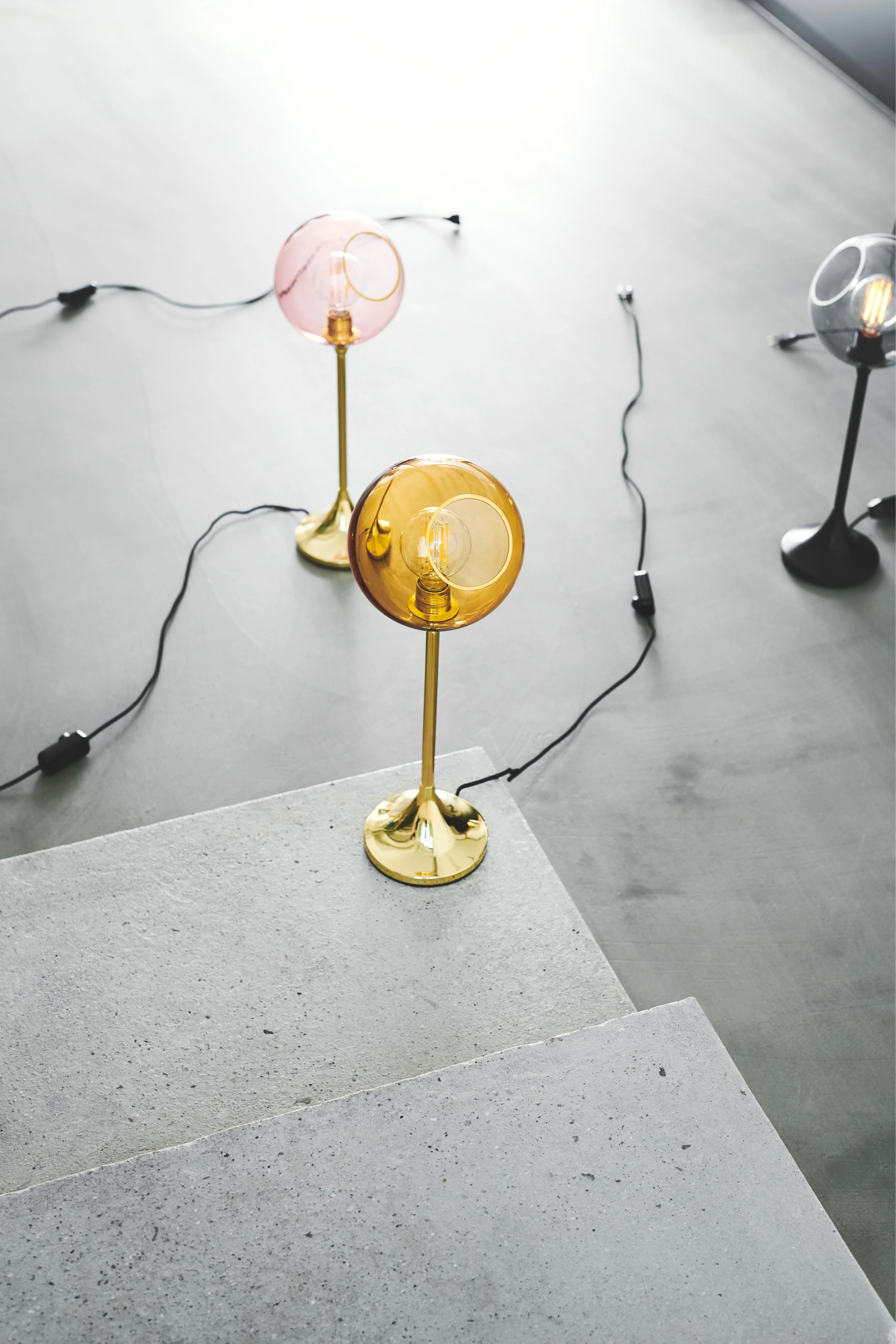 Lampa stołowa BALLROOM różowy ze złotą podstawą - Image 3