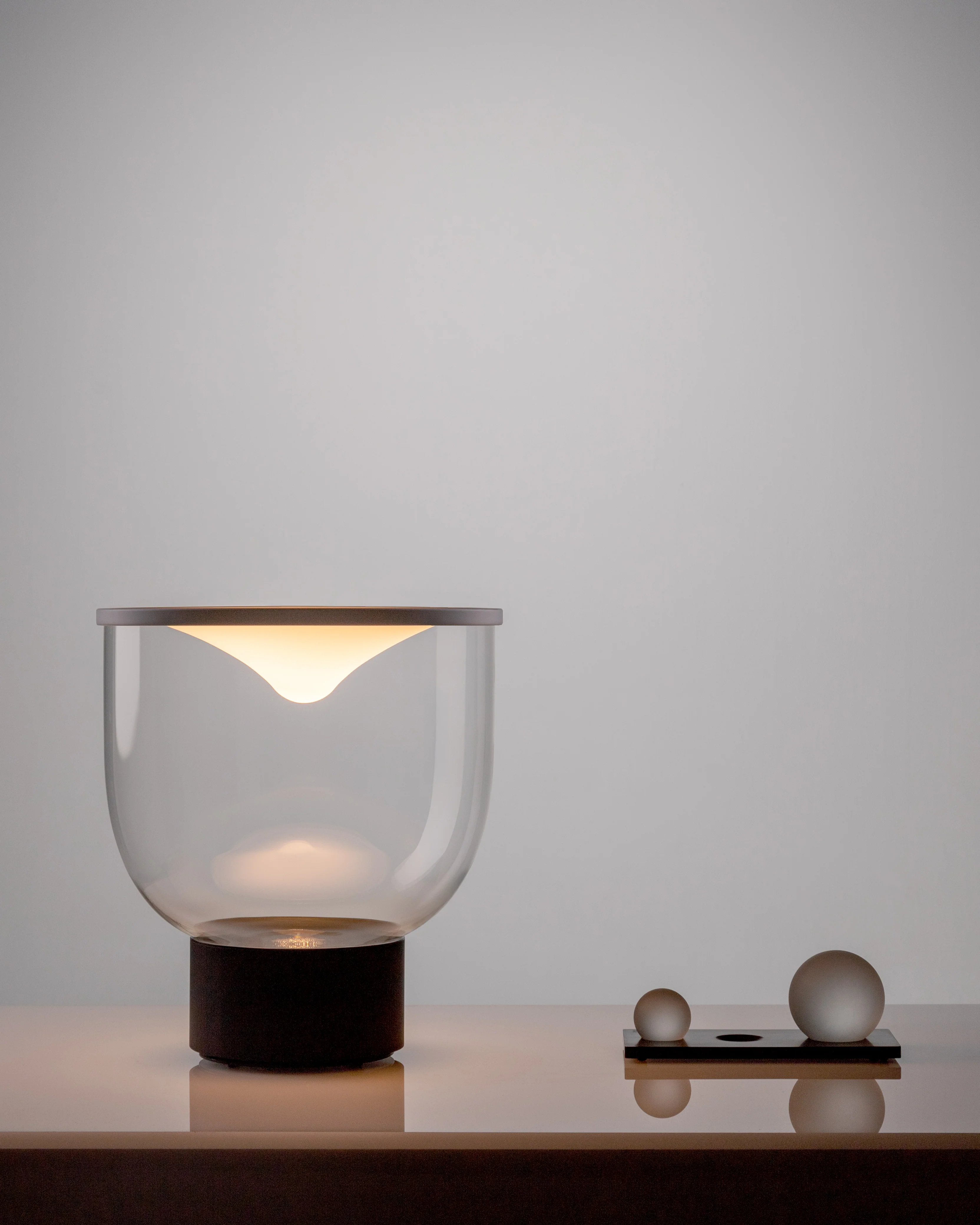Lampa stołowa GRAMMOLUCE szklany klosz z czarną podstawą - Image 24