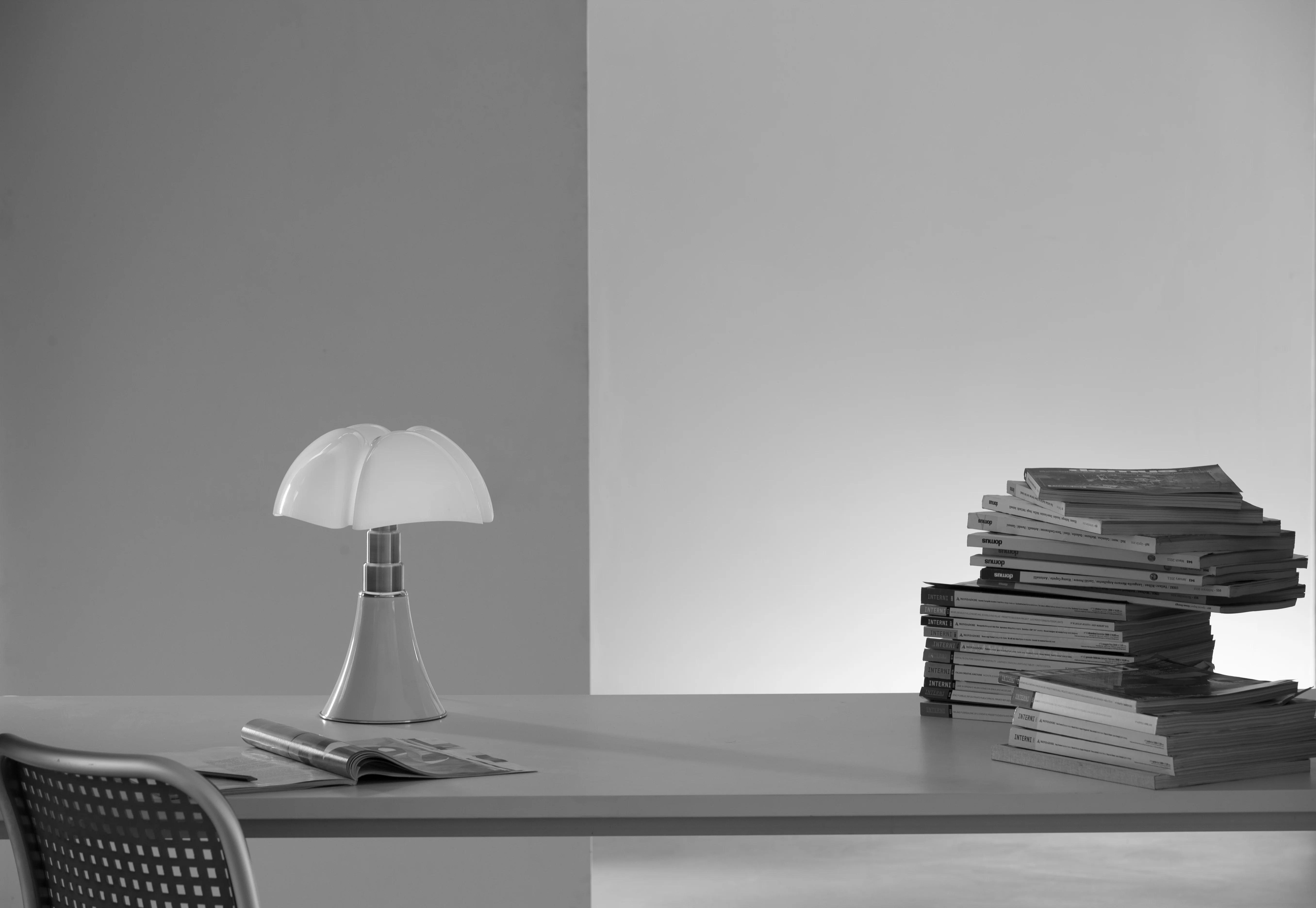 Lampa stołowa MINIPIPISTRELLO opalowy klosz z białą podstawą - Image 20