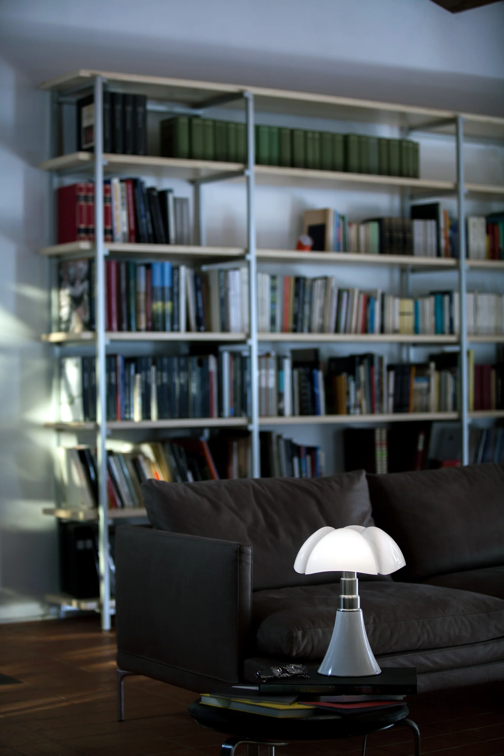 Lampa stołowa MINIPIPISTRELLO opalowy klosz z białą podstawą - Image 8