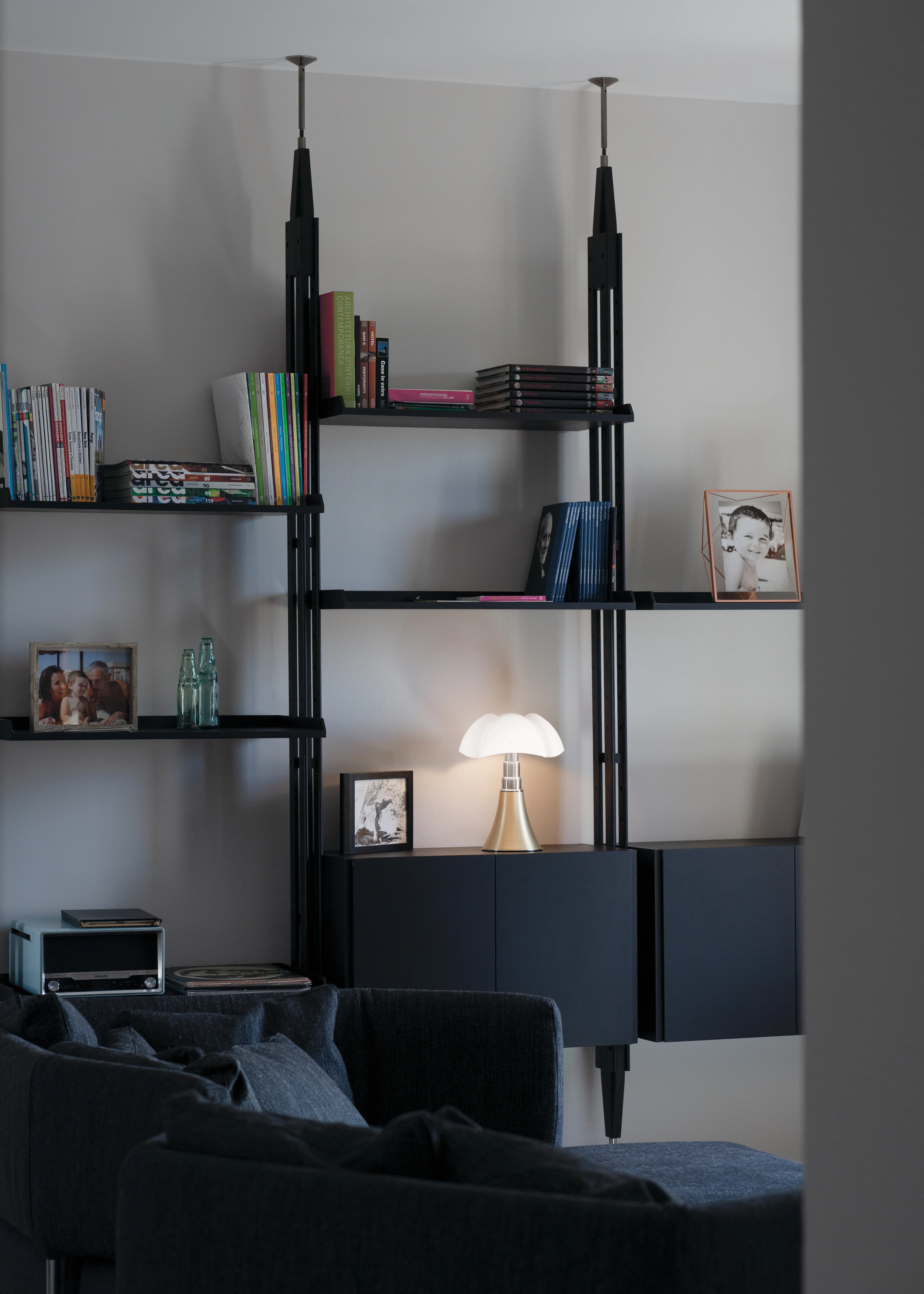 Lampa stołowa MINIPIPISTRELLO opalowy klosz z mosiężną podstawą - Image 3