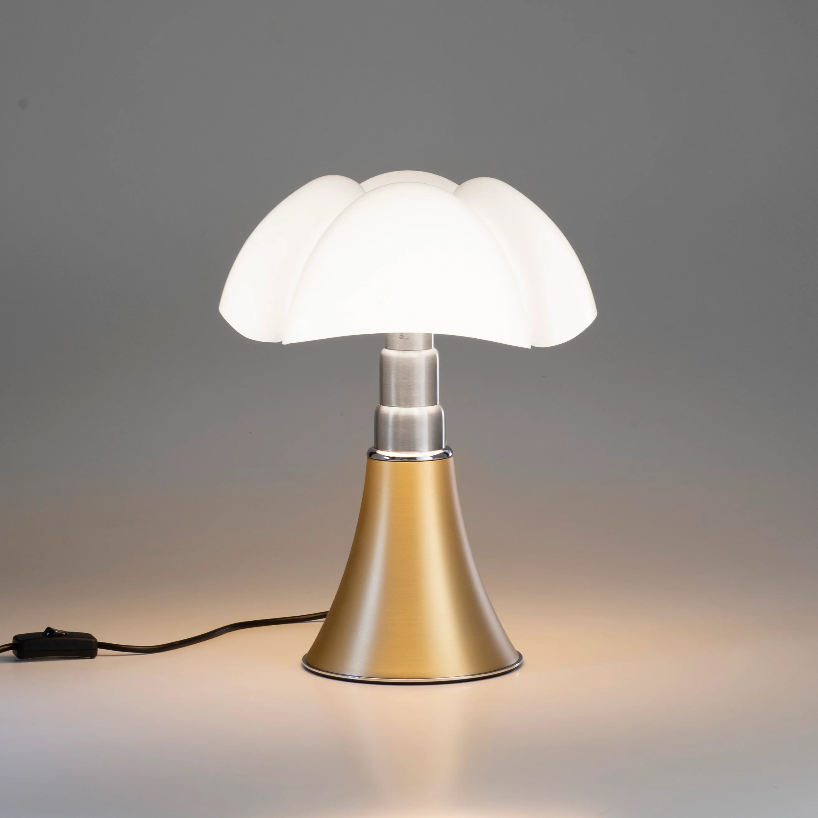 Lampa stołowa MINIPIPISTRELLO opalowy klosz z mosiężną podstawą - Image 4