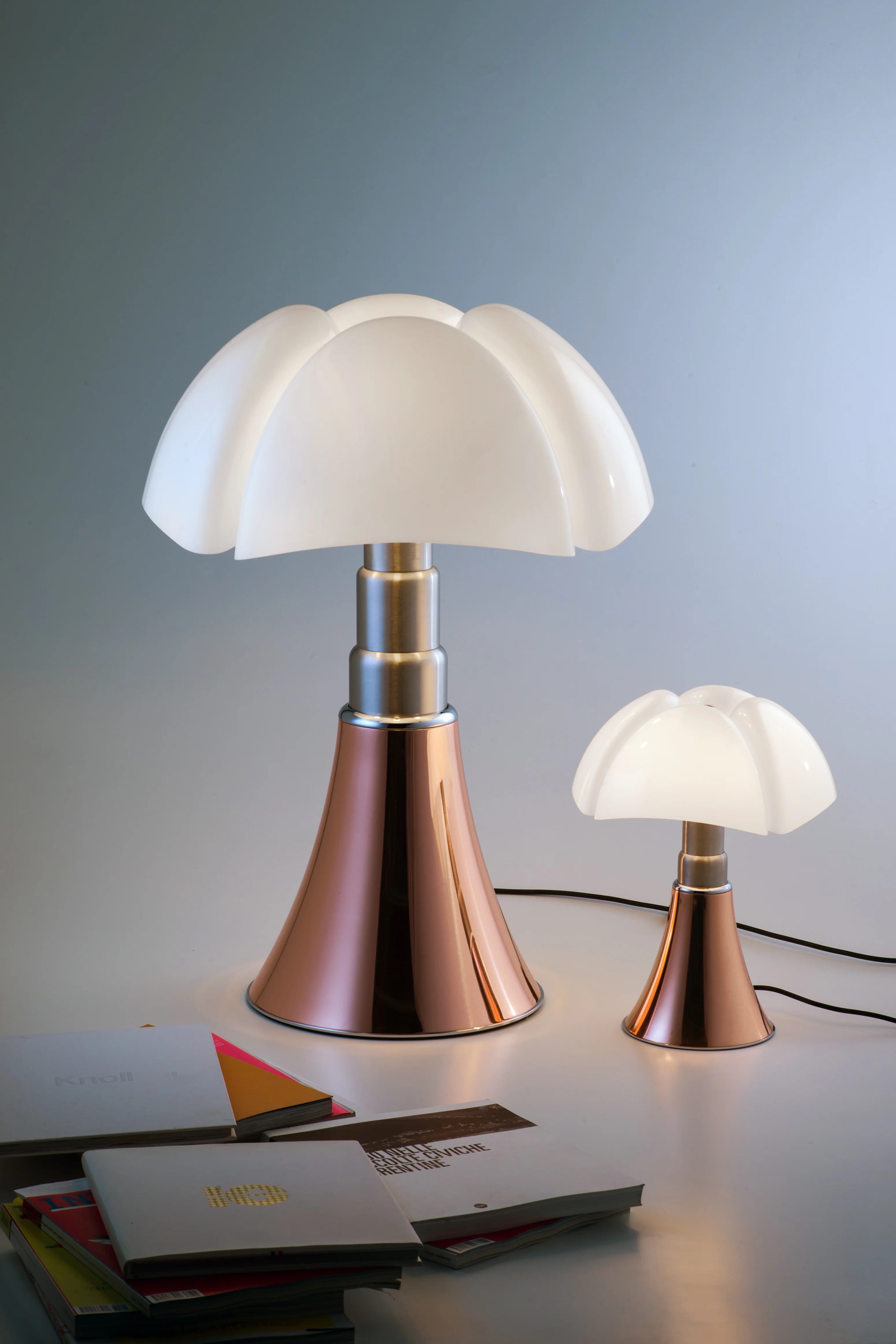 Lampa stołowa MINIPIPISTRELLO opalowy klosz z mosiężną podstawą - Image 5