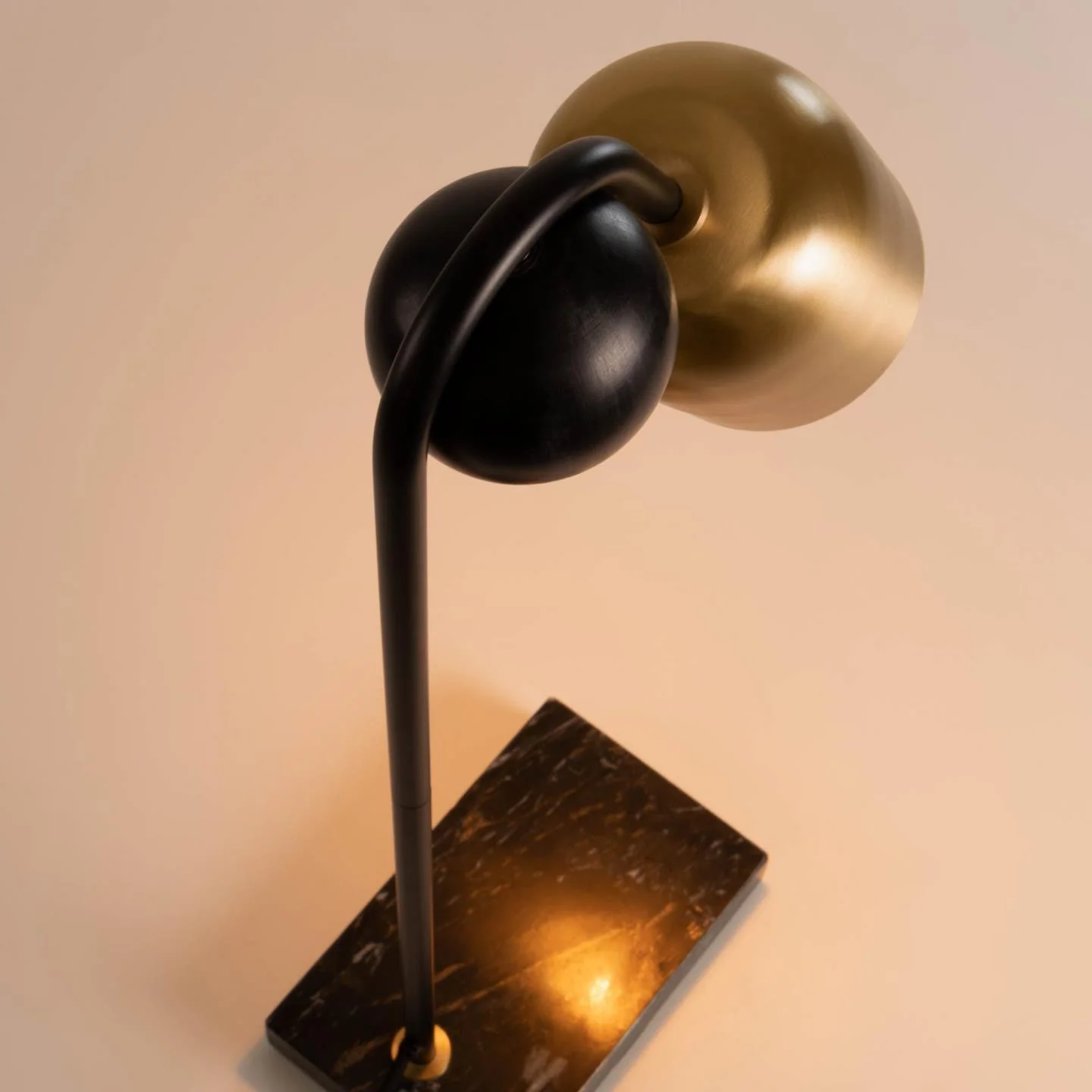 Lampa stołowa NATSUMI czarny z mosiężnym wykończeniem - Image 3