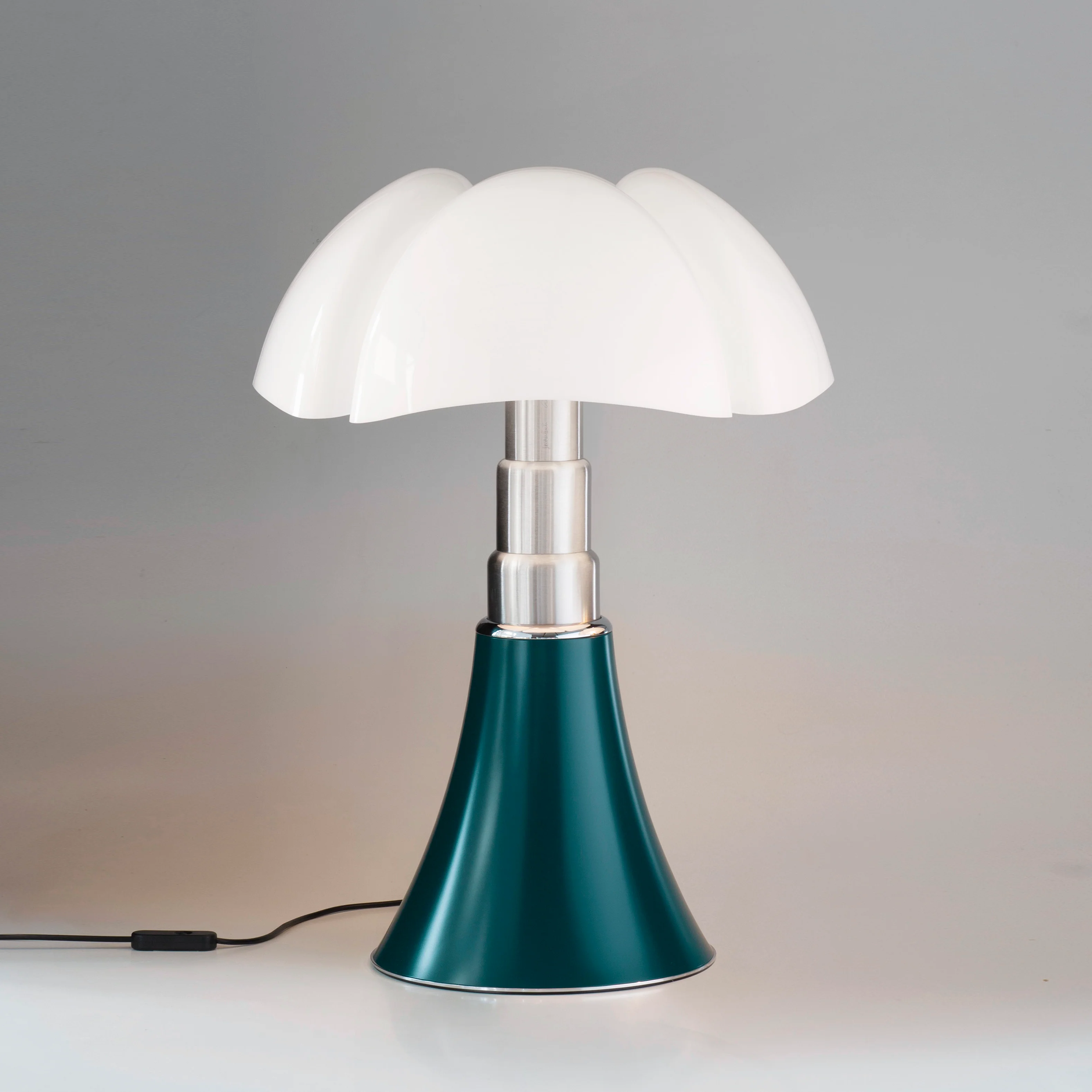 Lampa stołowa PIPISTRELLO MEDIUM opalowy klosz z ciemnozieloną podstawą - Image 3