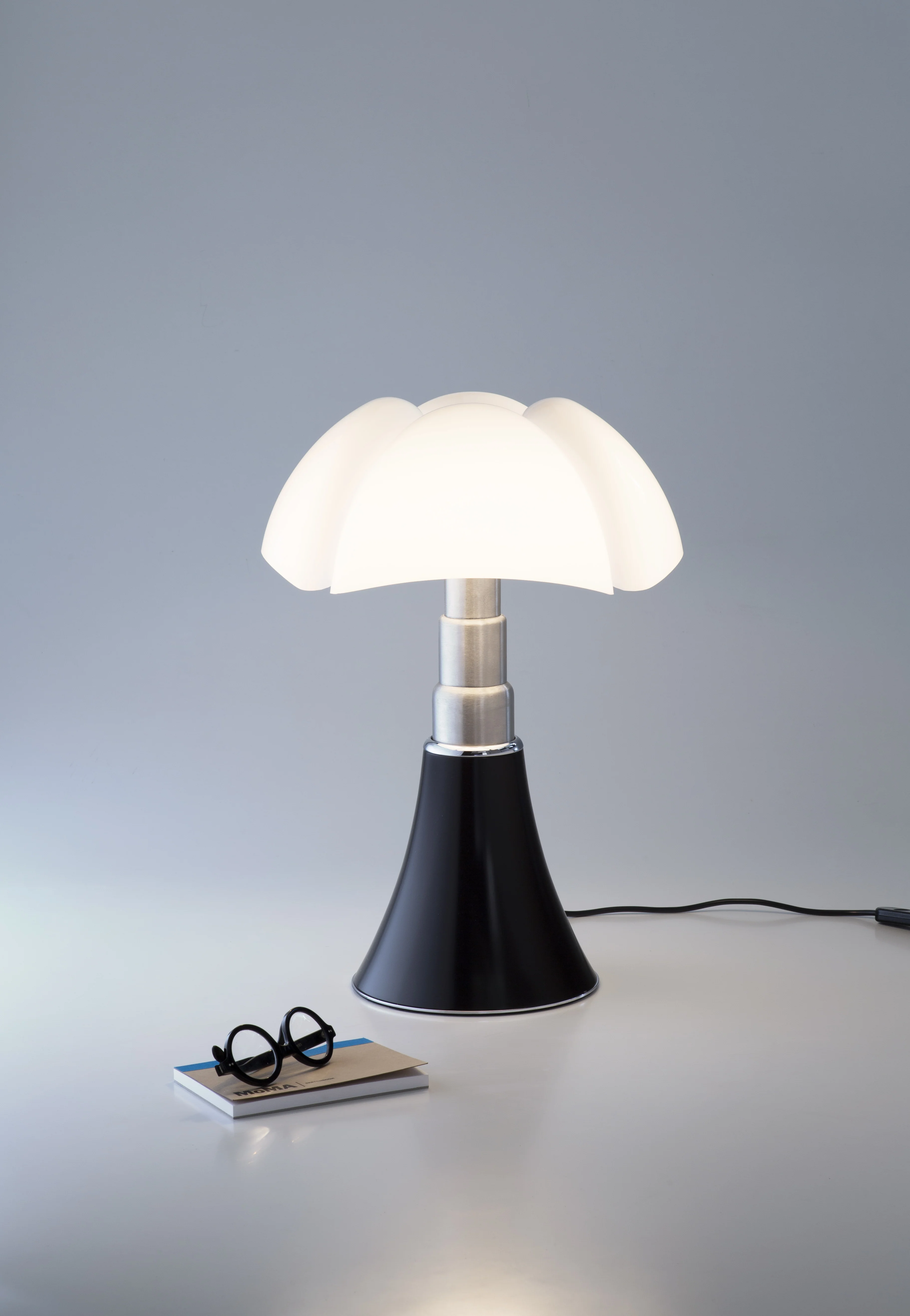 Lampa stołowa PIPISTRELLO MEDIUM opalowy klosz z czarną podstawą - Image 3