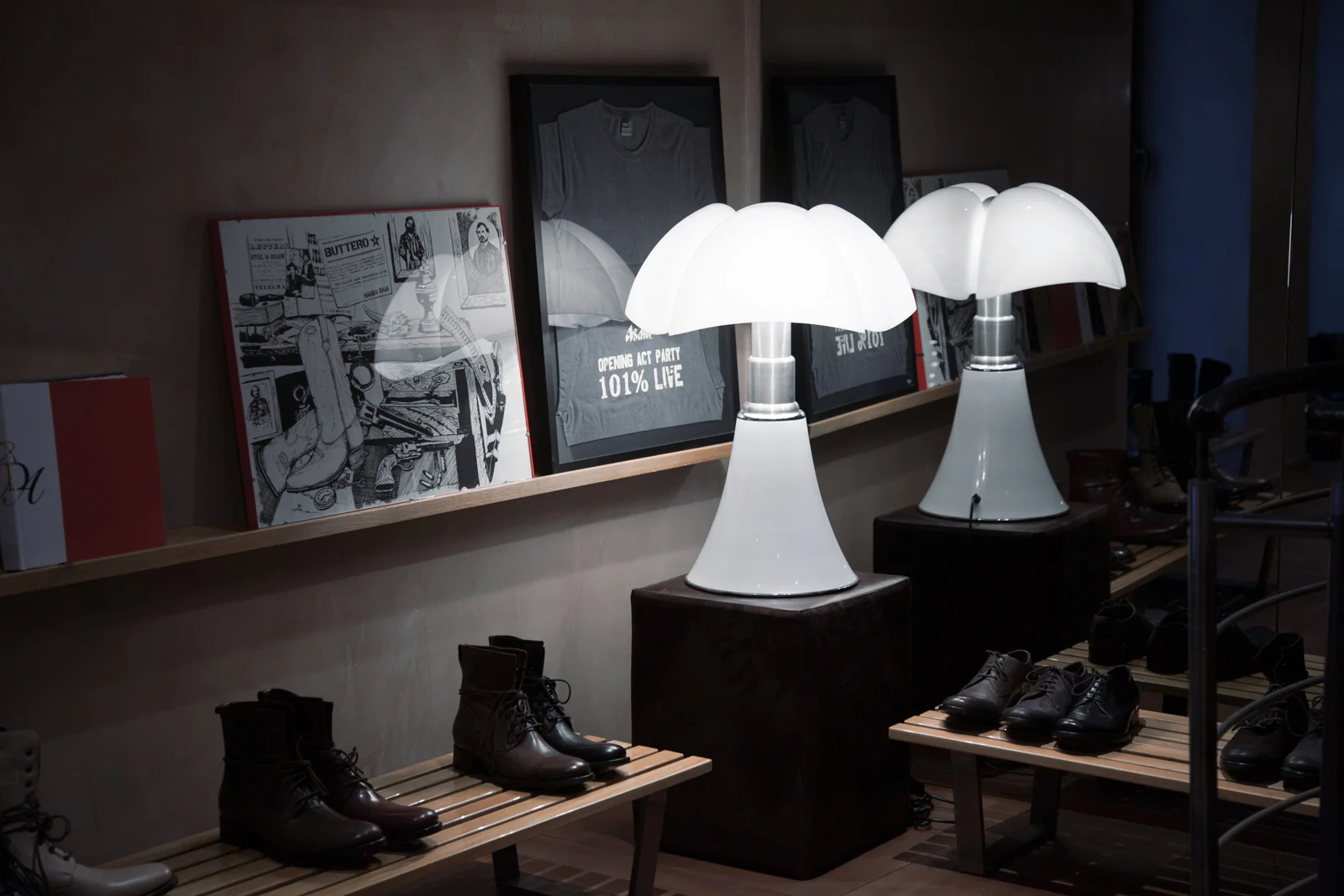 Lampa stołowa PIPISTRELLO opalowy klosz z białą podstawą - Image 3