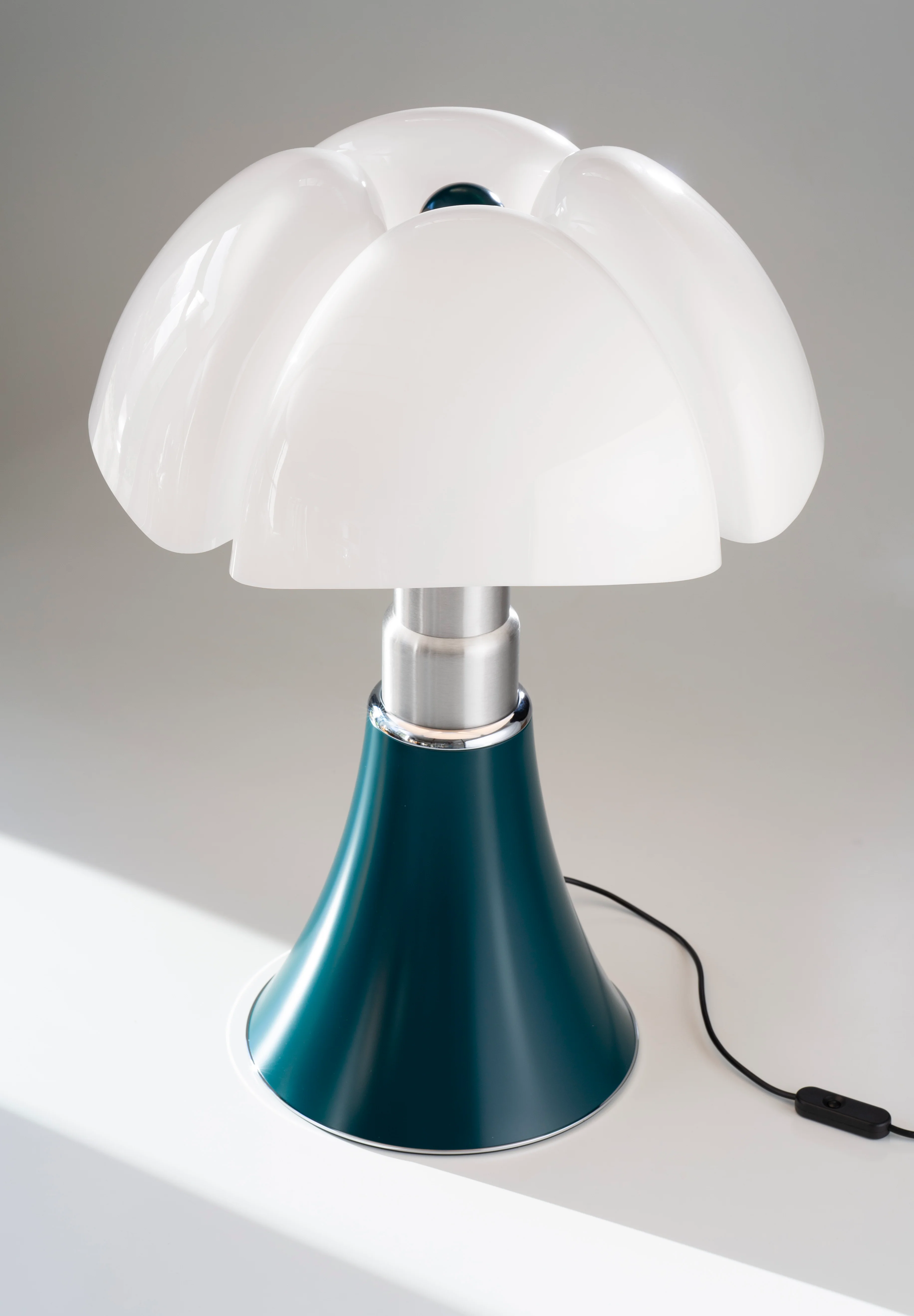 Lampa stołowa PIPISTRELLO opalowy klosz z ciemnozieloną podstawą - Image 3