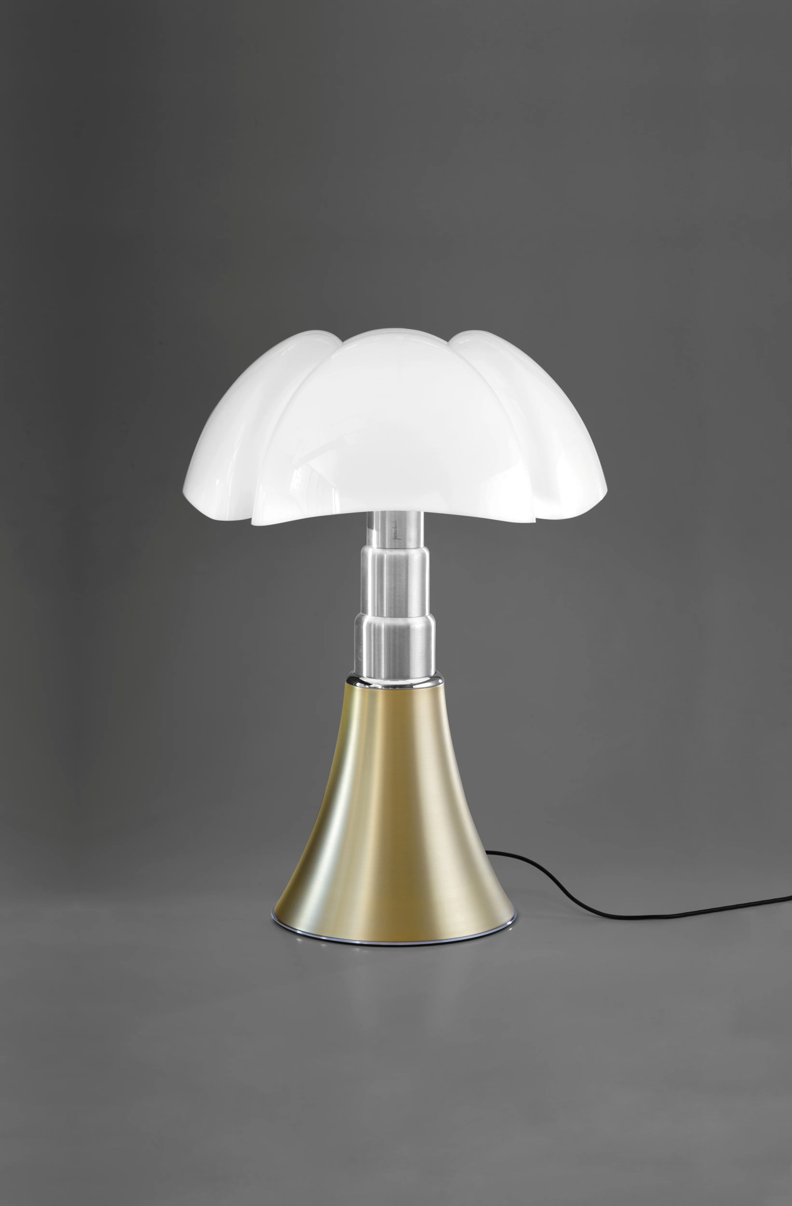 Lampa stołowa PIPISTRELLO opalowy klosz z mosiężną podstawą - Image 4