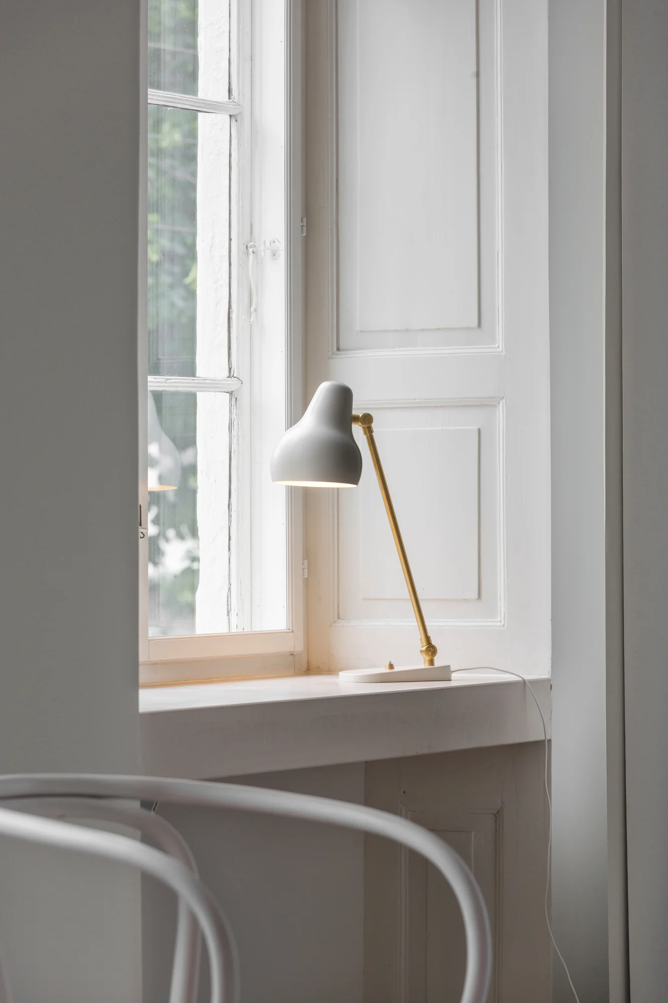 Lampa stołowa VL 38 biały ze złotym wykończeniem - Image 5