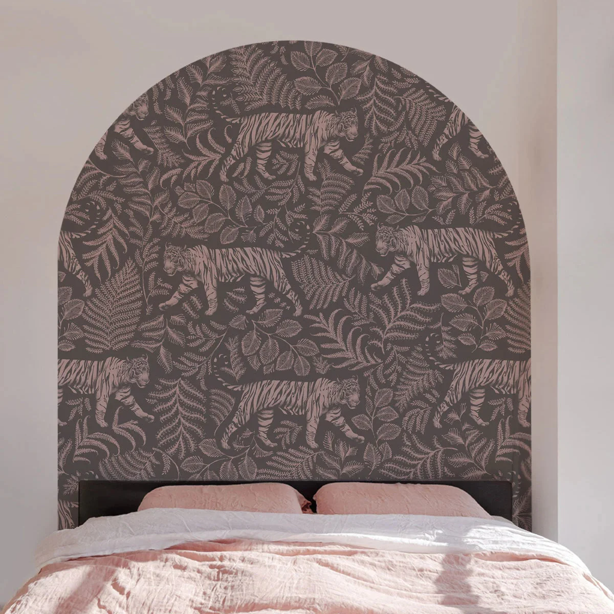 Mural flizelinowy w kształcie łuku CAMOUFLAGED TIGER szary z różowym