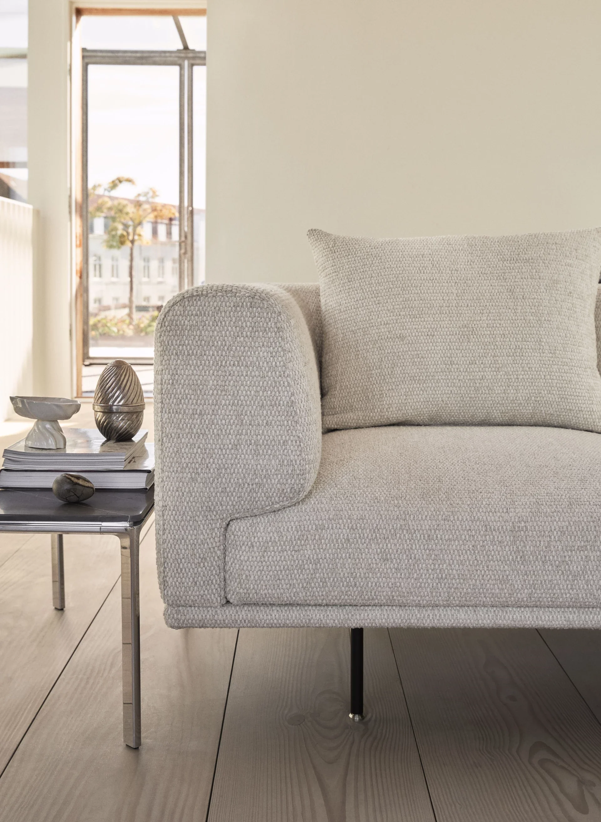 Sofa 3-osobowa CHIMNEY jasnoszary boucle z czarną podstawą - Image 3