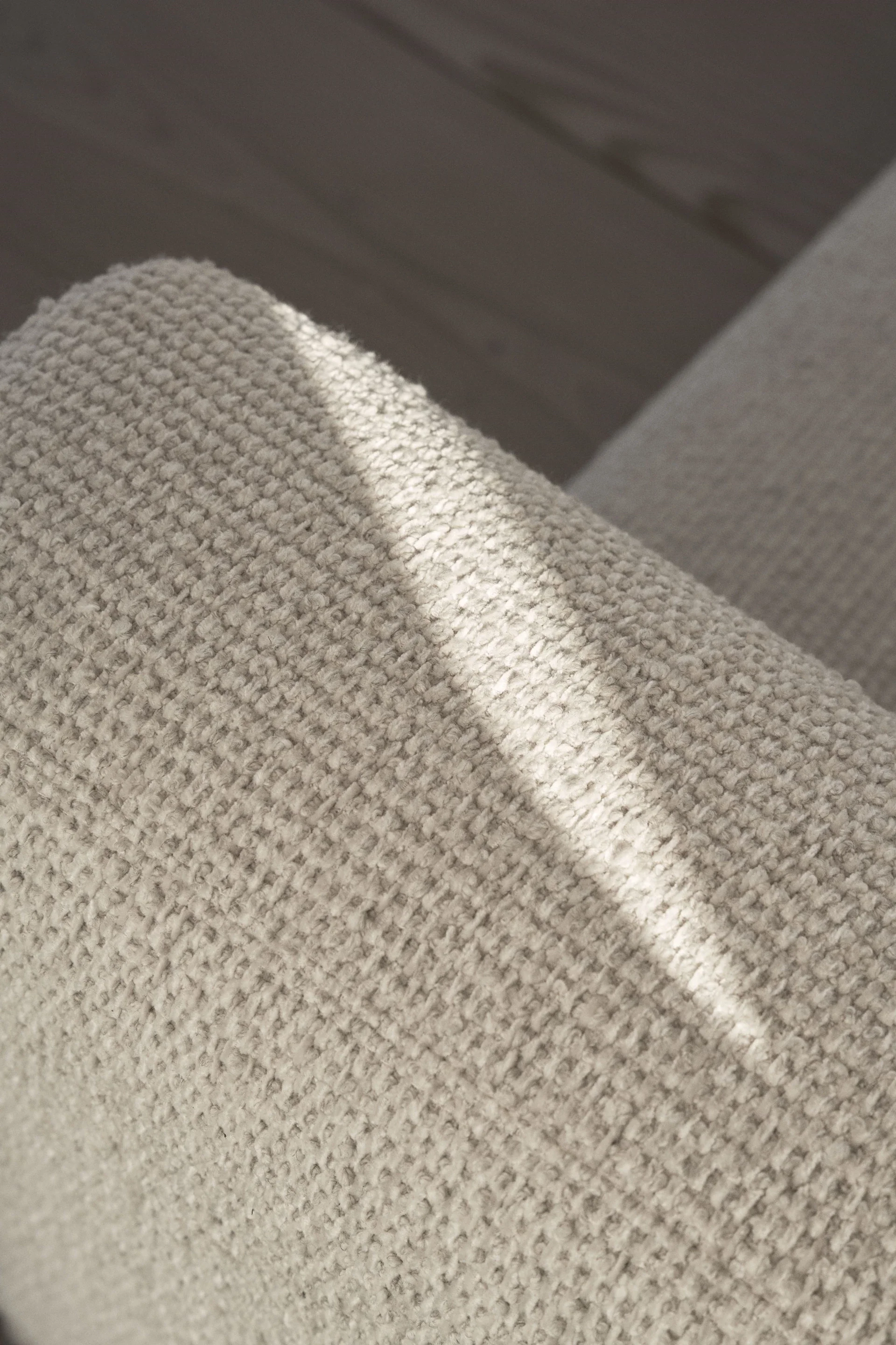 Sofa 3-osobowa CHIMNEY jasnoszary boucle z czarną podstawą - Image 4