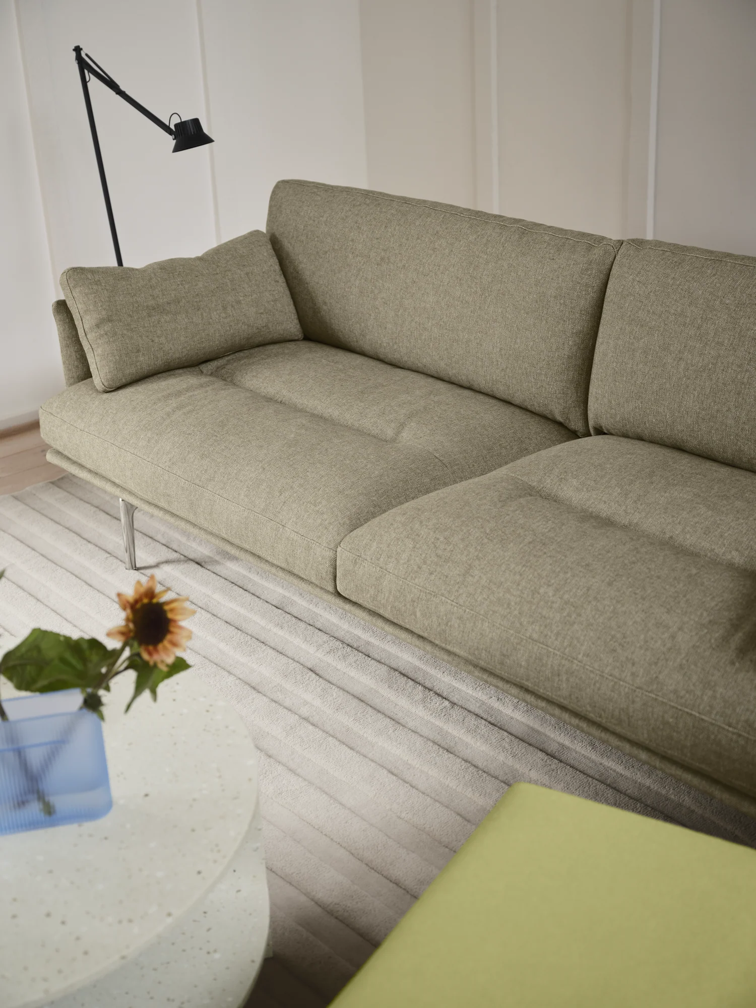 Sofa 2-osobowa OUTLINE SOFT tapicerowana - Image 5