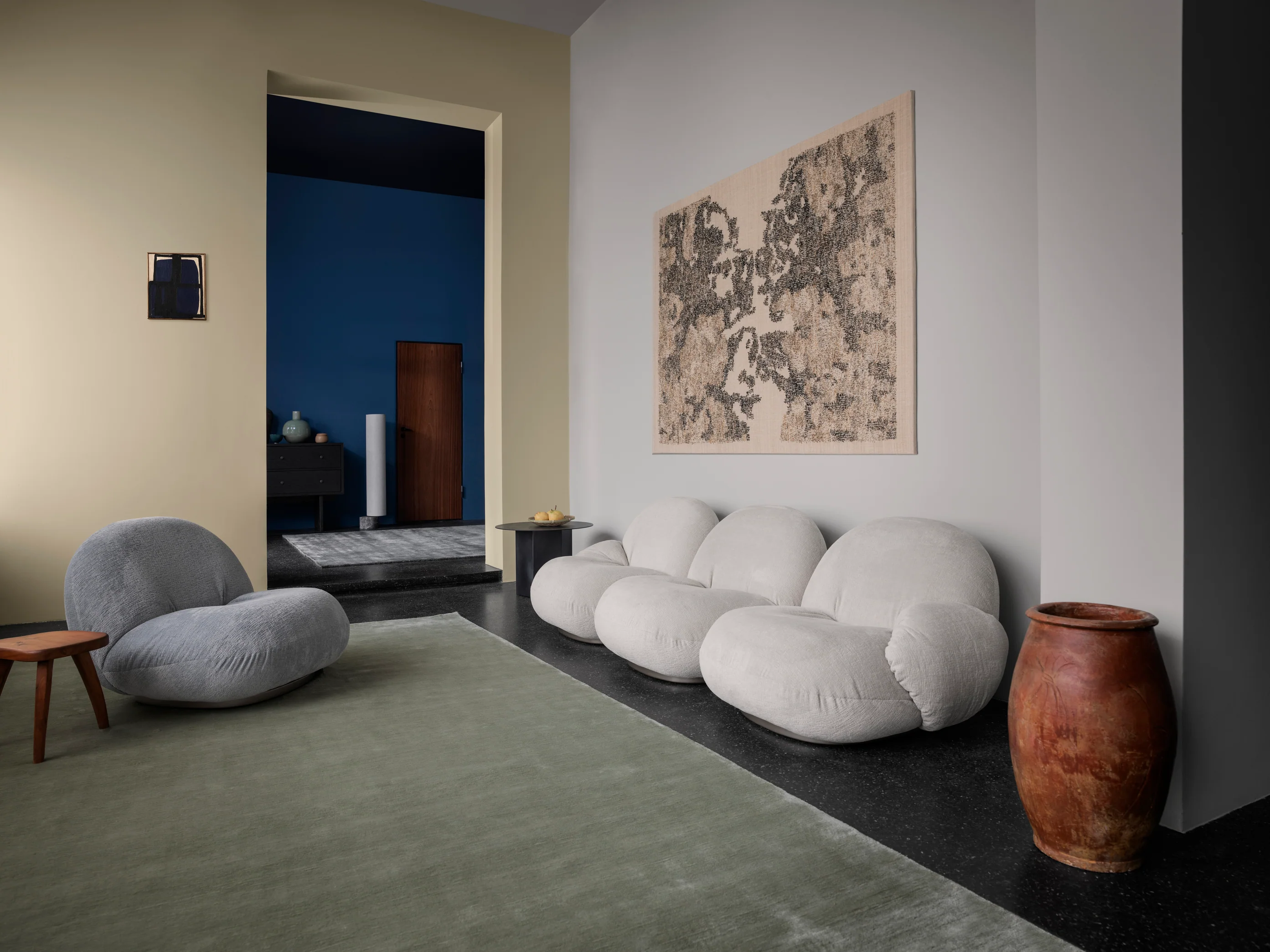 Sofa 3-osobowa PACHA tapicerowana z czarną podstawą - Image 9