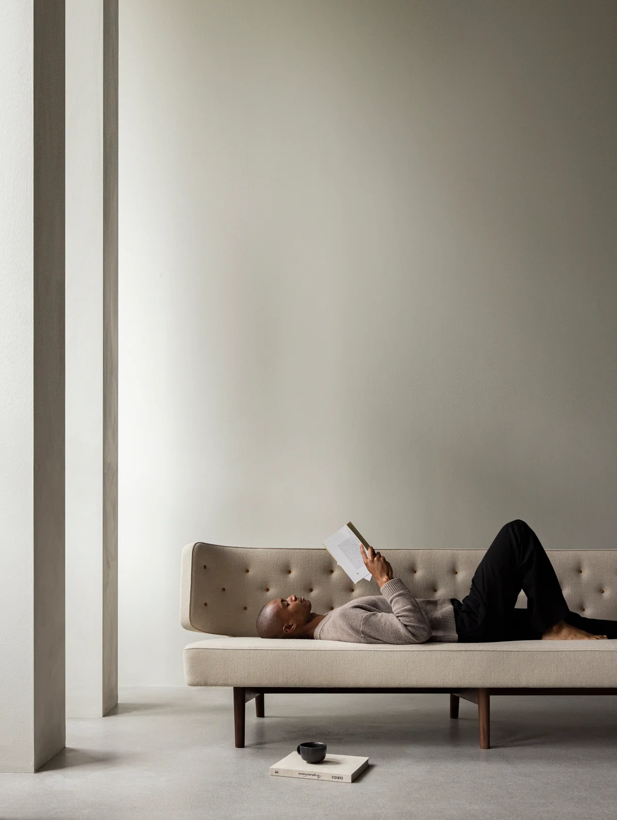 Sofa 3-osobowa RADIOHUS beżowy z dębową podstawą - Image 2