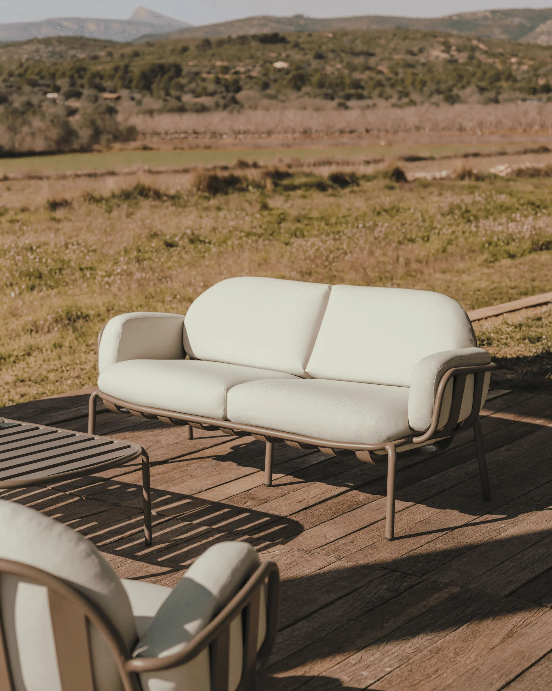 Sofa ogrodowa 2-osobowa JONCOLS szary z czarną podstawą - Image 2