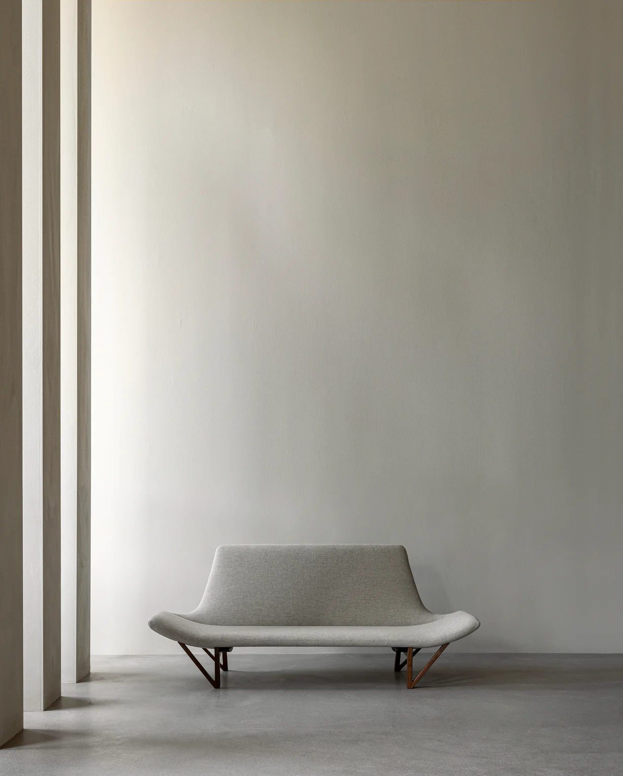 Sofa PAGODE jasnoszary z dębową podstawą - Image 9