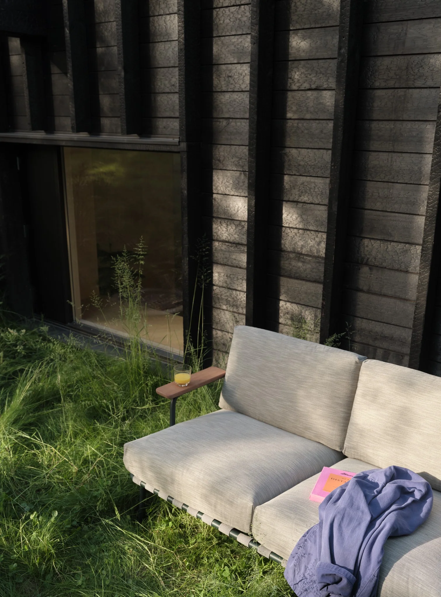 Sofa z podłokietnikami zewnętrzna 2-osobowa SETTLE szary z zieloną podstawą - Image 13