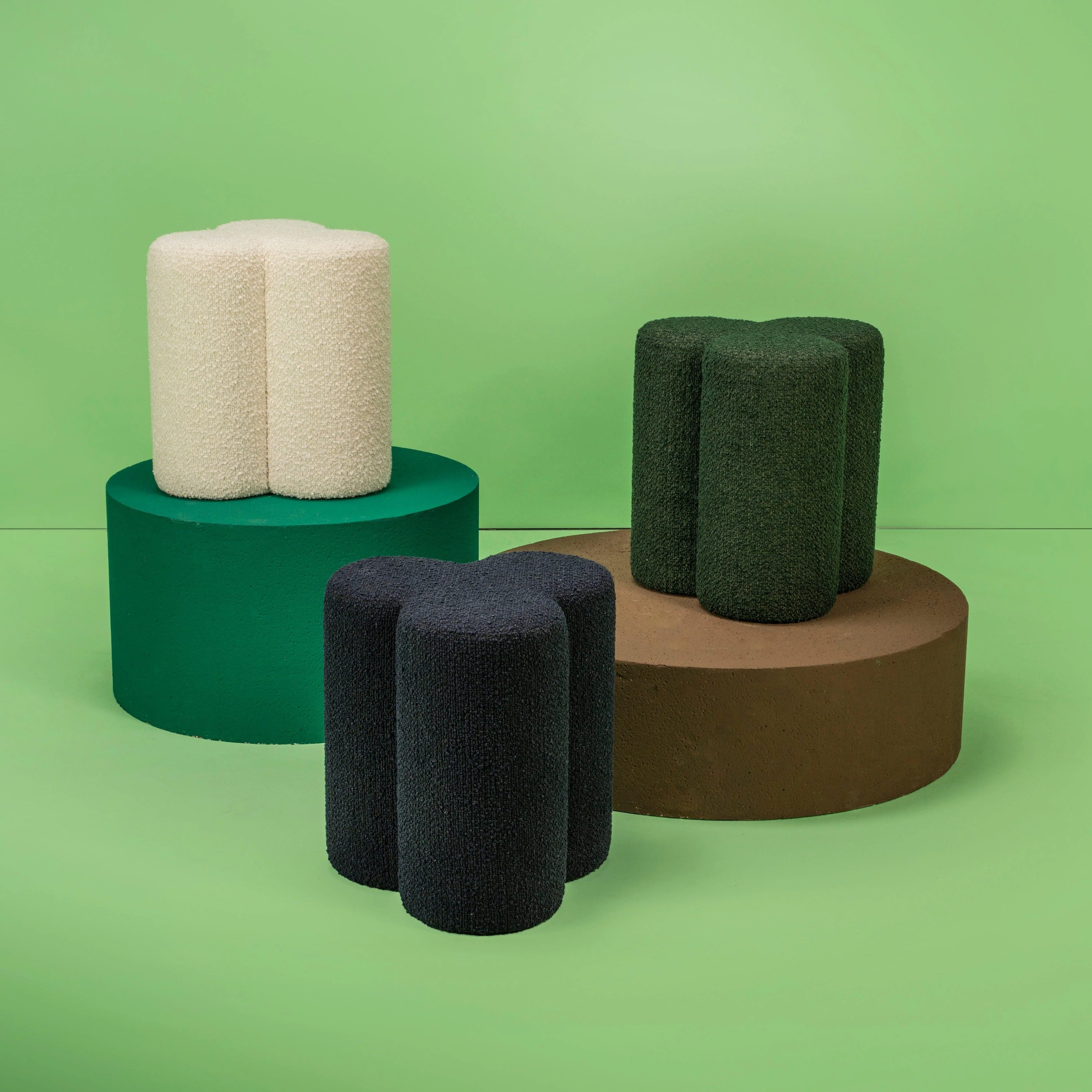 Stołek w tkaninie boucle CLOVER ciemnozielony - Image 3