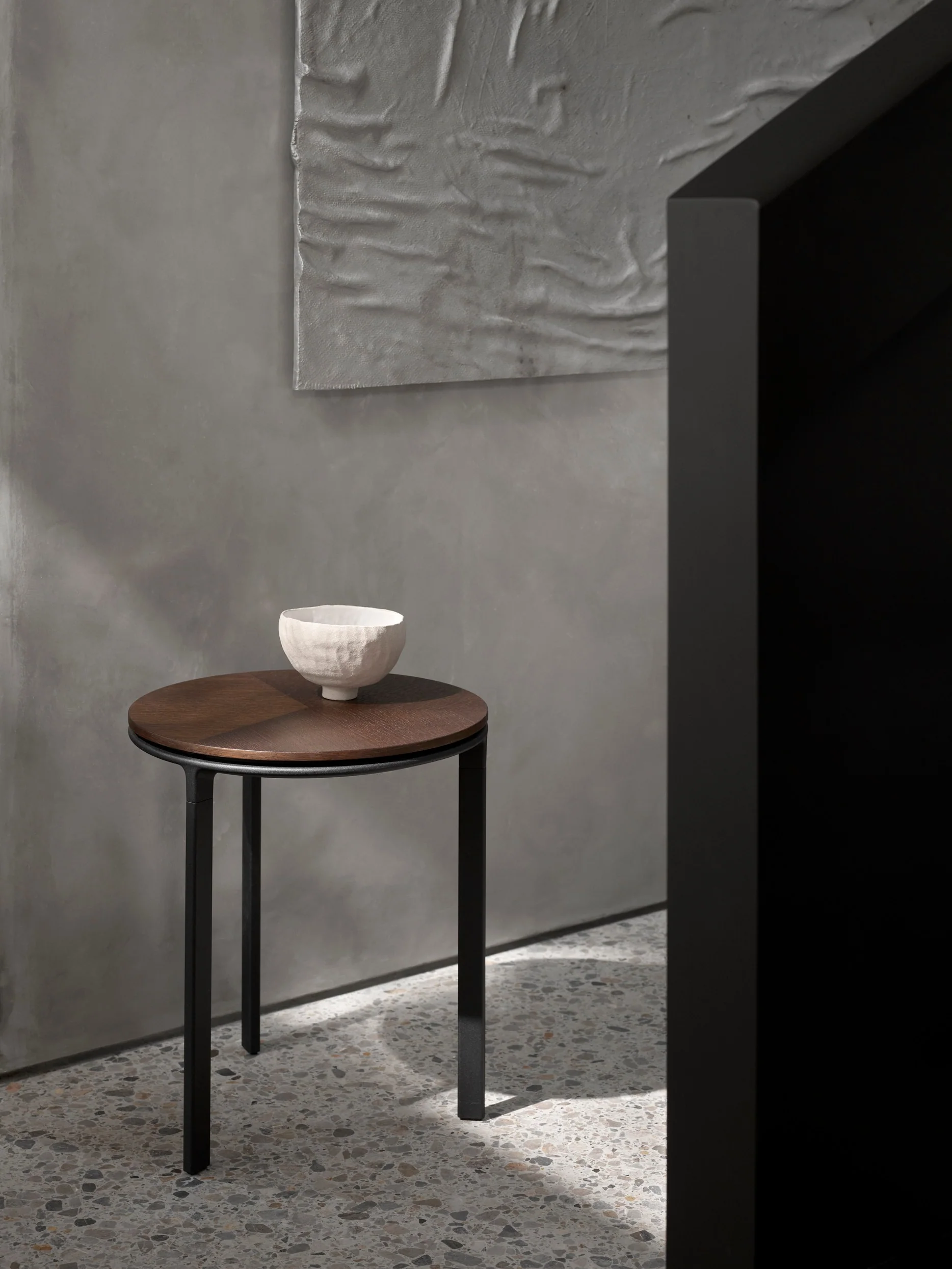 Stolik boczny 421 ciemny fornir dębowy z ciemną aluminiową podstawą - Image 2