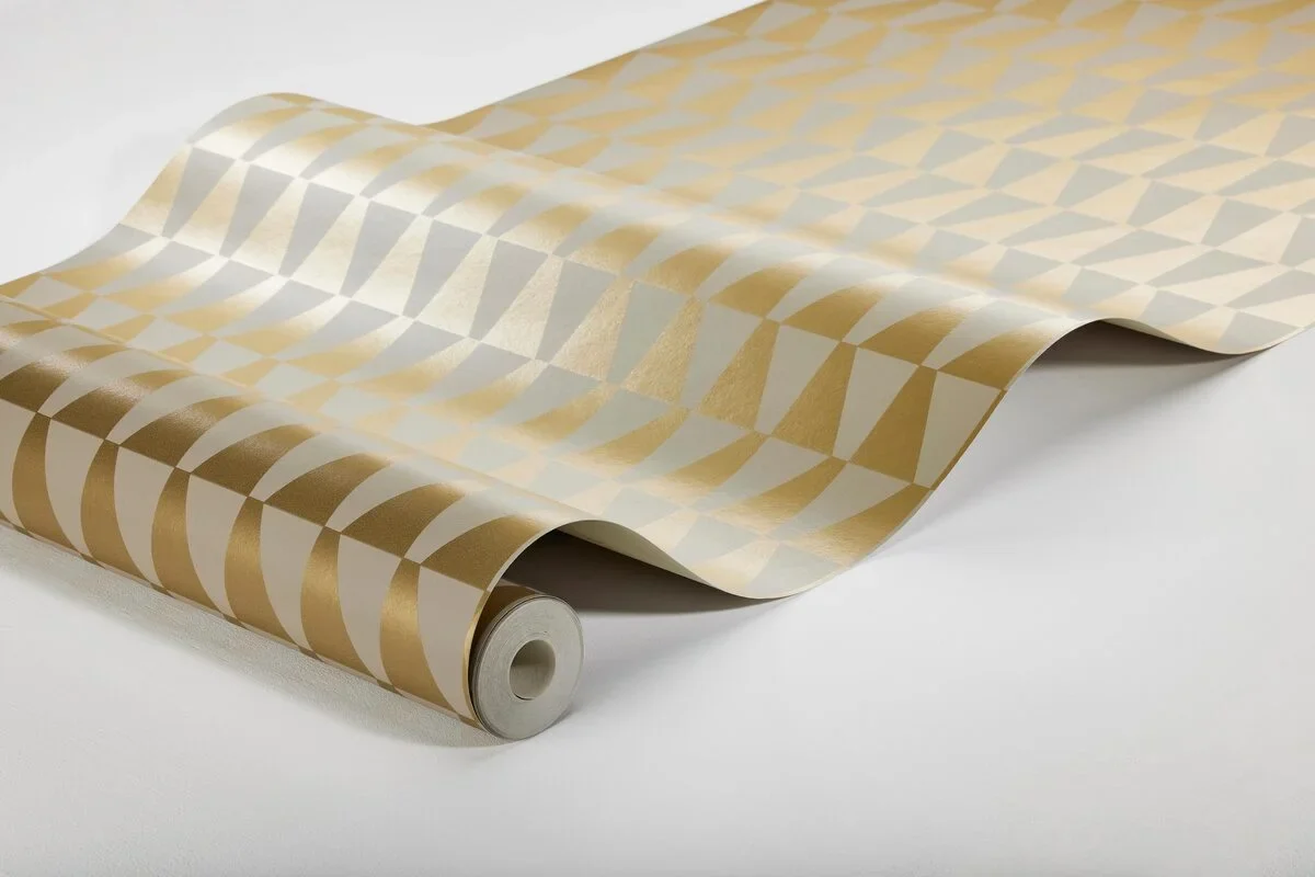 Tapeta flizelinowa papierowa z geometrycznym wzorem TRAPEZ beżowy ze złotym - Image 4