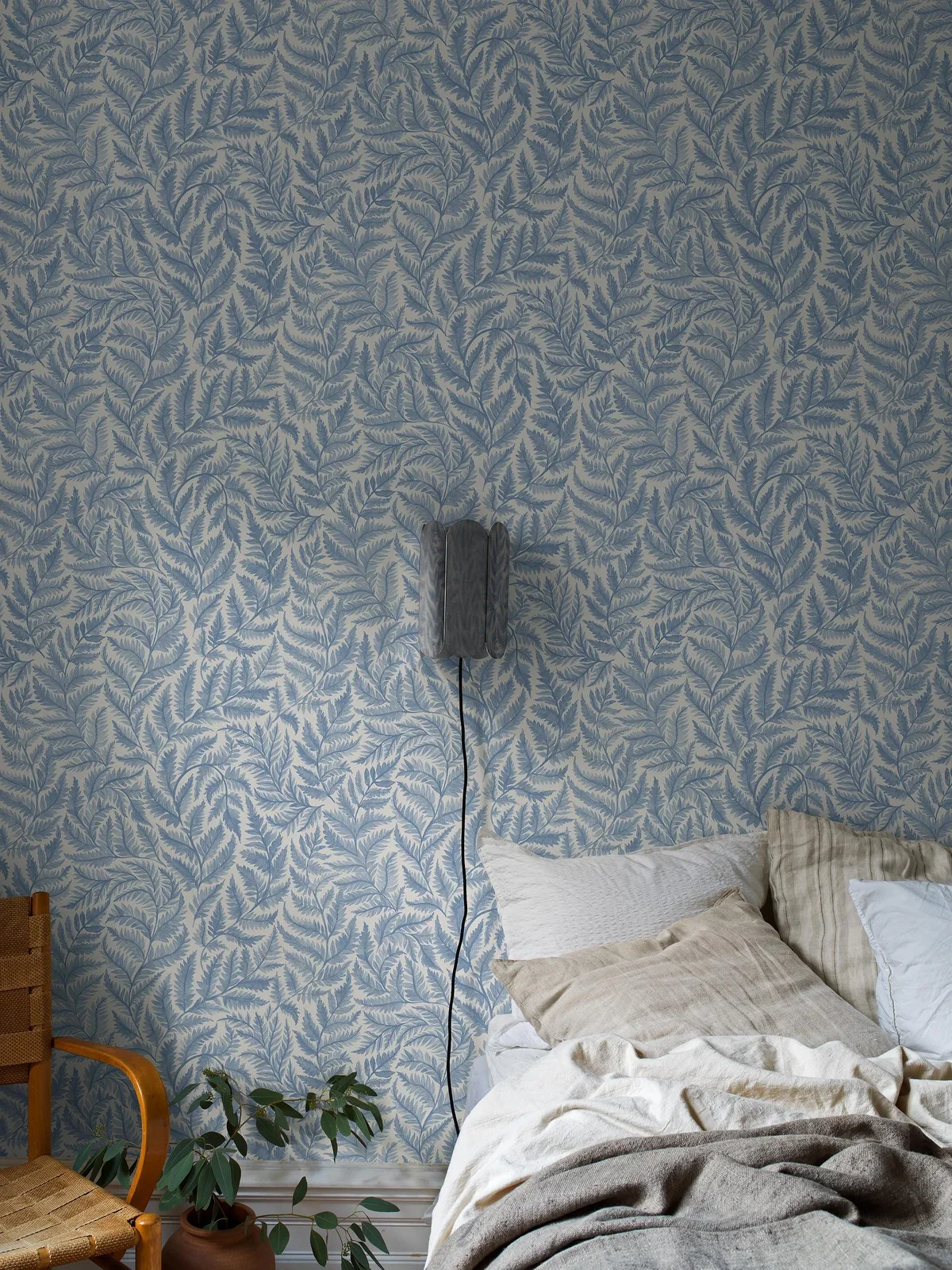 Tapeta flizelinowa papierowa z roślinnym wzorem FERNS jasnoniebieski z białym - Image 2